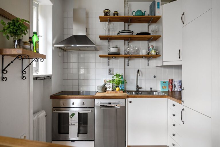 Mała kuchnia, duże możliwości: lepsza organizacja szafek